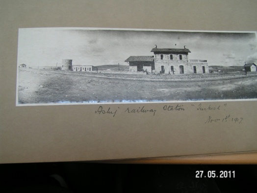 צילום מבני התחנה, תאריך הצילום נובמבר 1917 לאחר כיבוש באר שבע. צולם מאלבום,במשרדי P.E.F.  על ידי אבי נבון במאי 2011.
