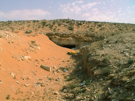 המשלט הקטן, המחפורת העתיקה. עמדות המשלט נחפרו בראש הגבעה.                צילום: אמנון (בוצי) ליבנה